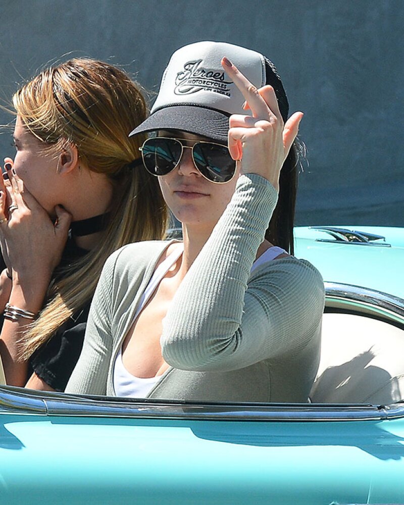 Kendall, al darse cuenta de los papparazzi, decidió mandarles un mensaje.