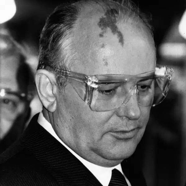 17 de diciembre de 1985: el presidente de la Unión Soviética, Mikhail Gorbachev, con gafas protectoras durante una visita a la estación de investigación de Imperial Chemical Industries en Jealott's Hill, Berkshire.