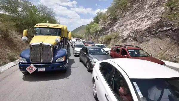 Caos en la autopista México-Cuernavaca: reducen carriles por obras