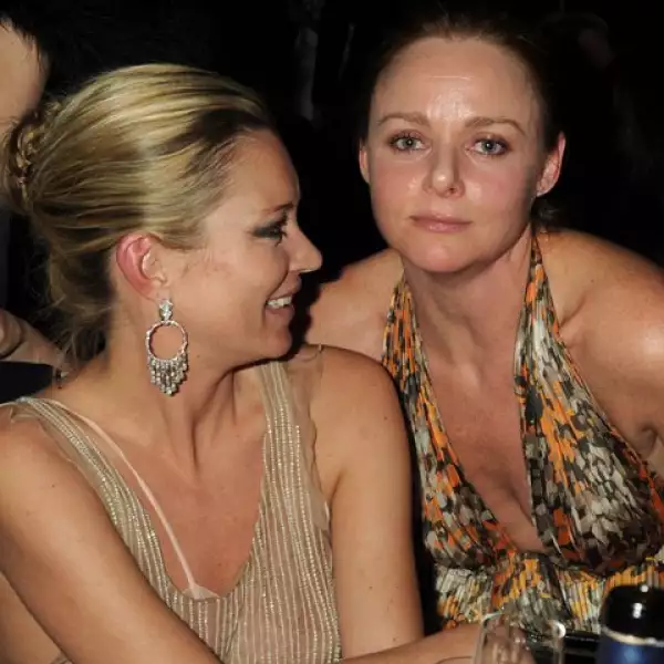 Stella McCartney y Kate Moss no perdieron la oportunidad de pasar un rato juntas.