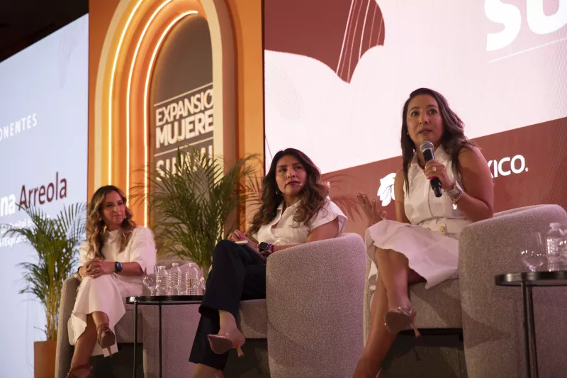 Mujeres en una conferencia