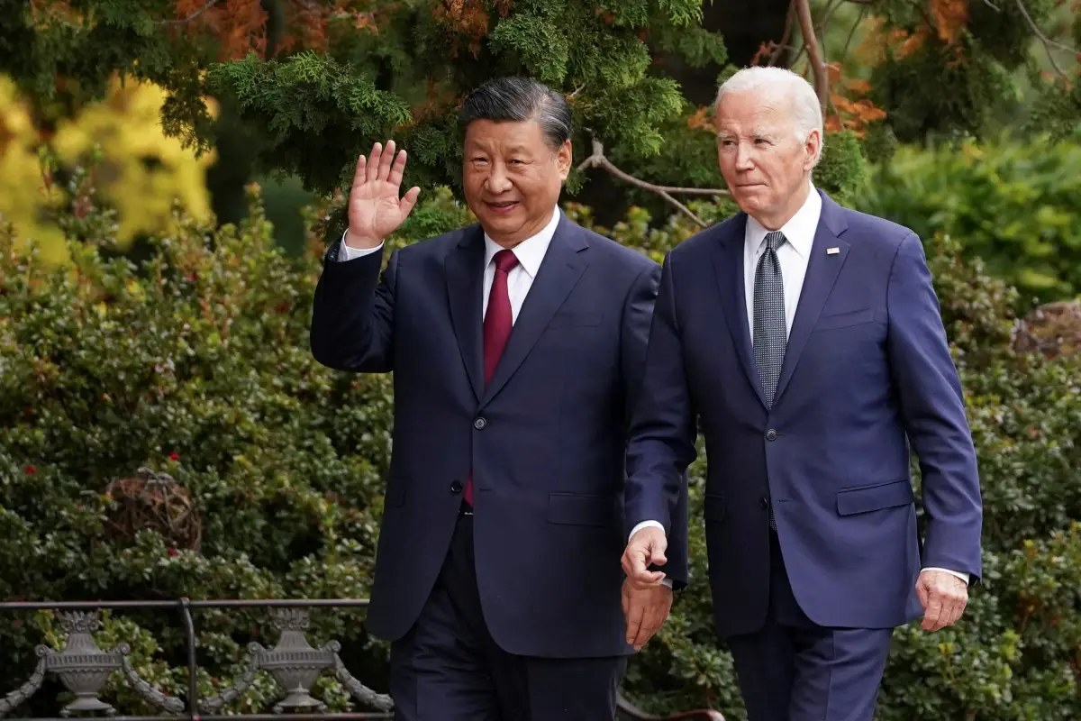 El presidente chino Xi Jinping saluda mientras camina con el presidente estadounidense Joe Biden en la finca Filoli al margen de la cumbre del Foro de Cooperación Económica Asia-Pacífico (APEC), en Woodside, California, EE.UU., el 15 de noviembre de 2023.