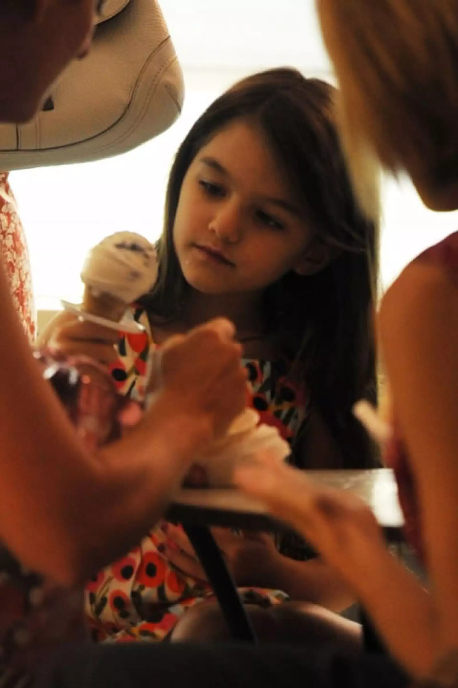 El 29 de junio sus padres mediante un comunicados dieron a conocer la noticia que se separaban. Unos días después Suri salió con su madre a comer un helado.