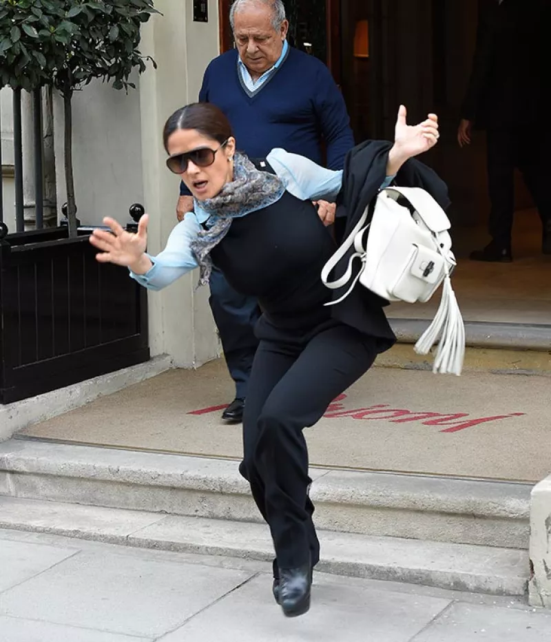 La mexicaca salía de una tienda de ropa en Londres cuando tropezó, sin embargo, supo sobreponerse y continuar su camino con porte.