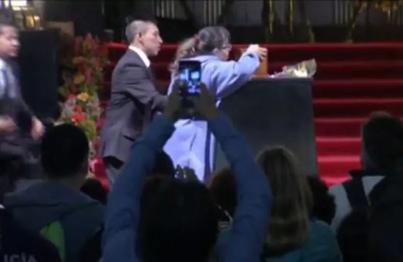 Desde ayer que comenzó el homenaje en Bellas Artes todo ha transcurrido con normalidad, hasta que hoy un asistente no respetó la vaya de seguridad.