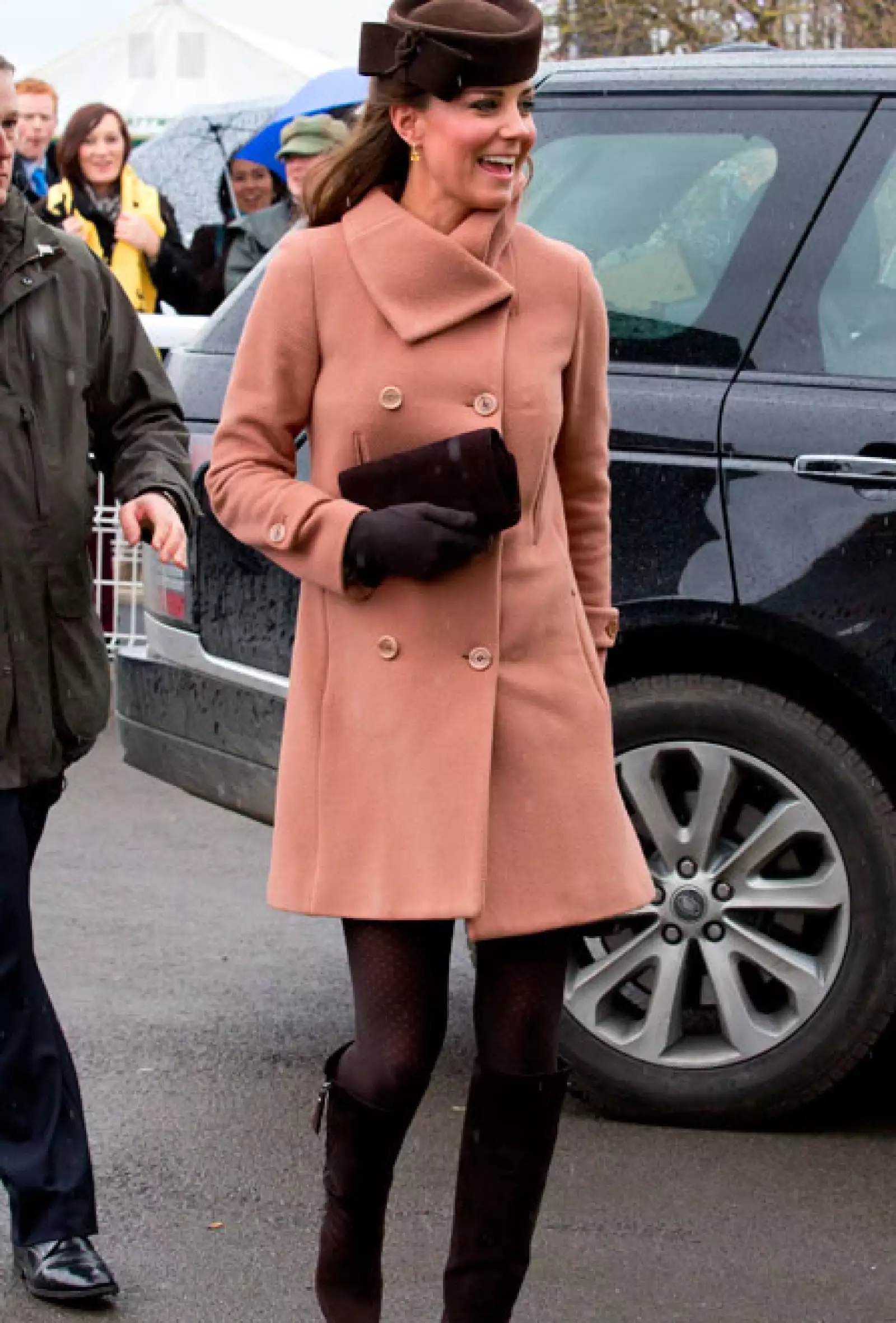 Para las carreras de Cheltenham vistió un abrigo en color palo de rosa del diseñador Joseph.