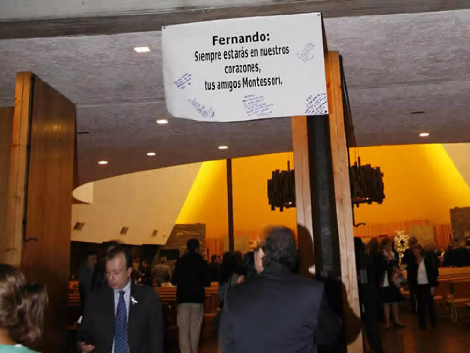 Los amigos de Fernando estuvieron presentes y le demostraron su cariño con un cartel a las puertas de la iglesia.