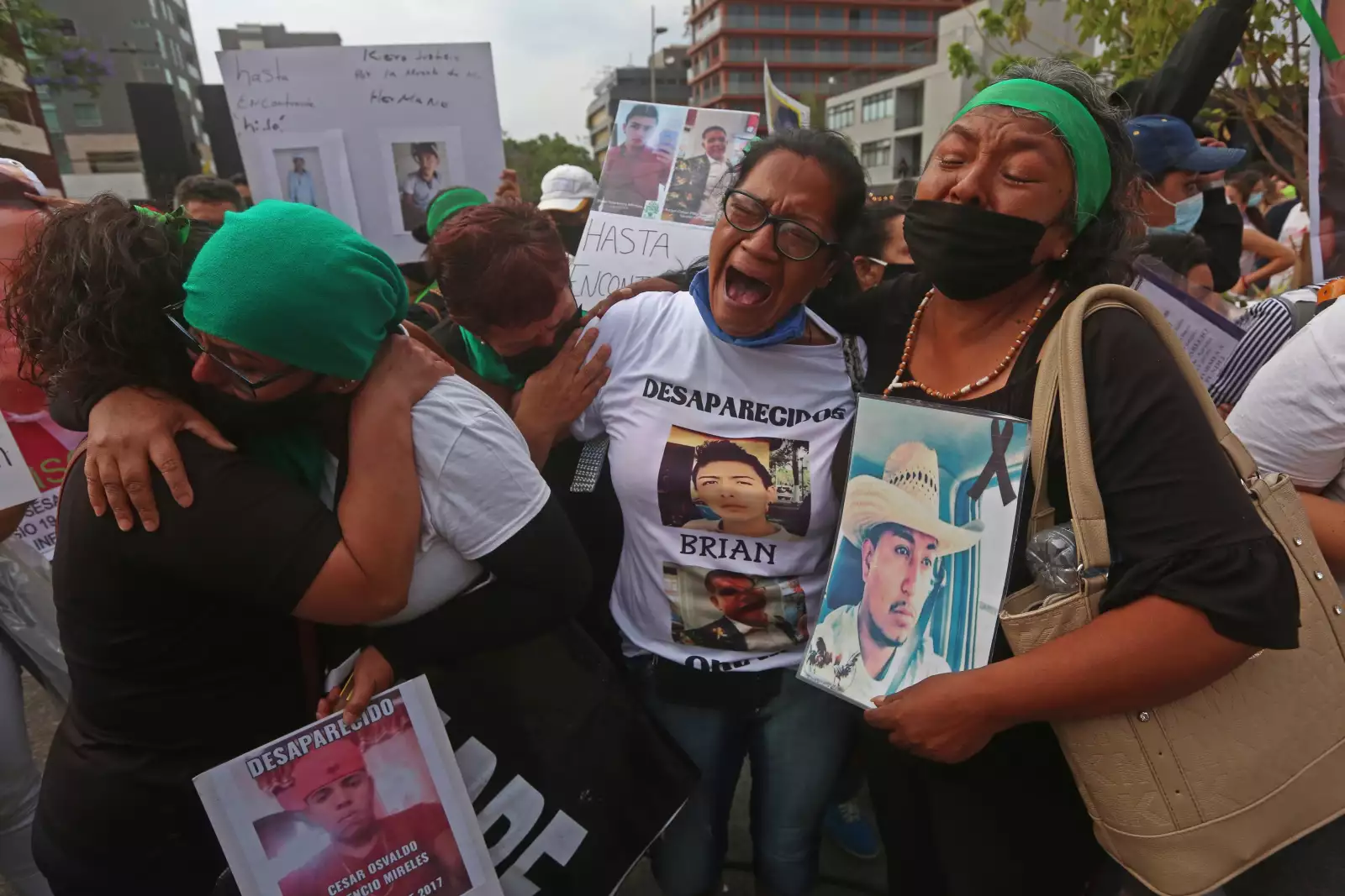 Madres de personas desaparecidas, lloran por la ausencia de sus seres queridos, esto en la Glorieta de los desaparecidos, hoy durante la “Marcha por la Justicia y la Paz en Jalisco”.