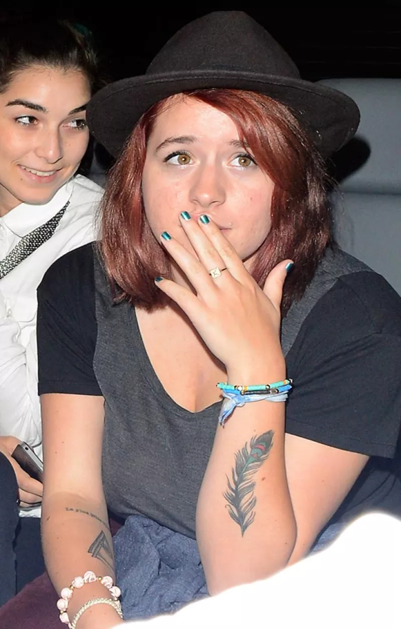 Isabella Cruise mantiene un perfil bajo trabajando como peluquera en un salón de la capital inglesa.