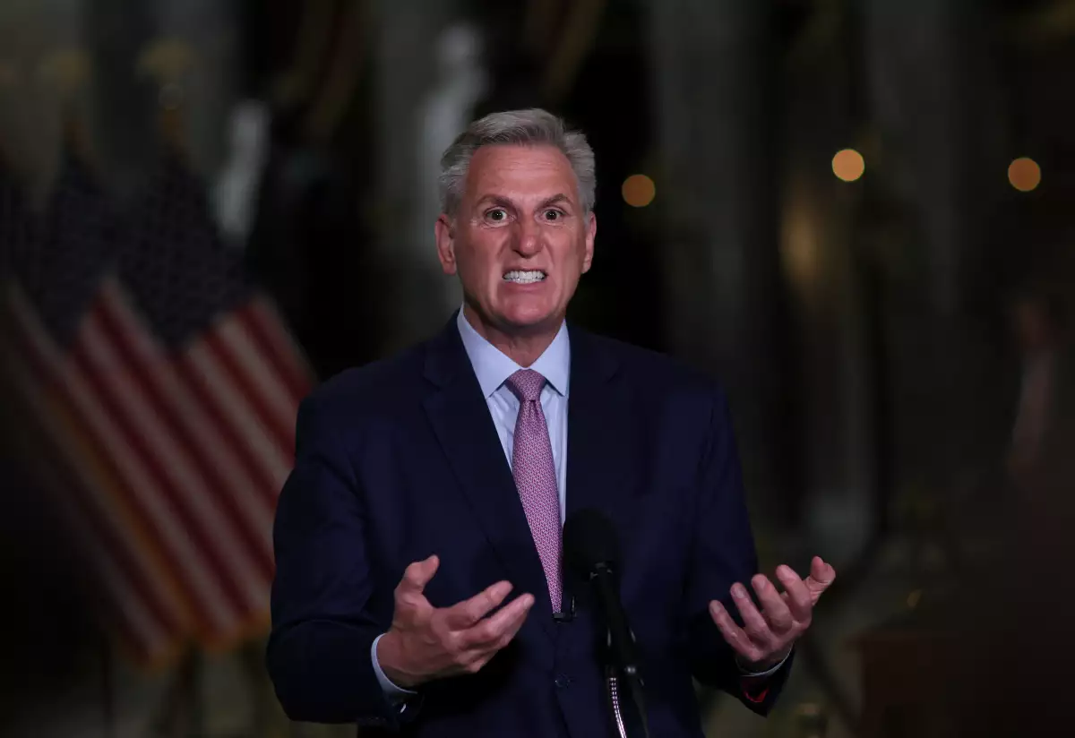 El presidente de la Cámara de Representantes de los Estados Unidos, Kevin McCarthy, tiene una disponibilidad para los medios de comunicación en Statuary Hall en el edificio del Capitolio de los Estados Unidos en Washington, EE. UU., el 19 de julio de 2023.