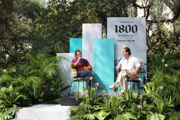 Tequila 1800 Essential presenta su onceava edición de la mano del artista Dustin Yellin 