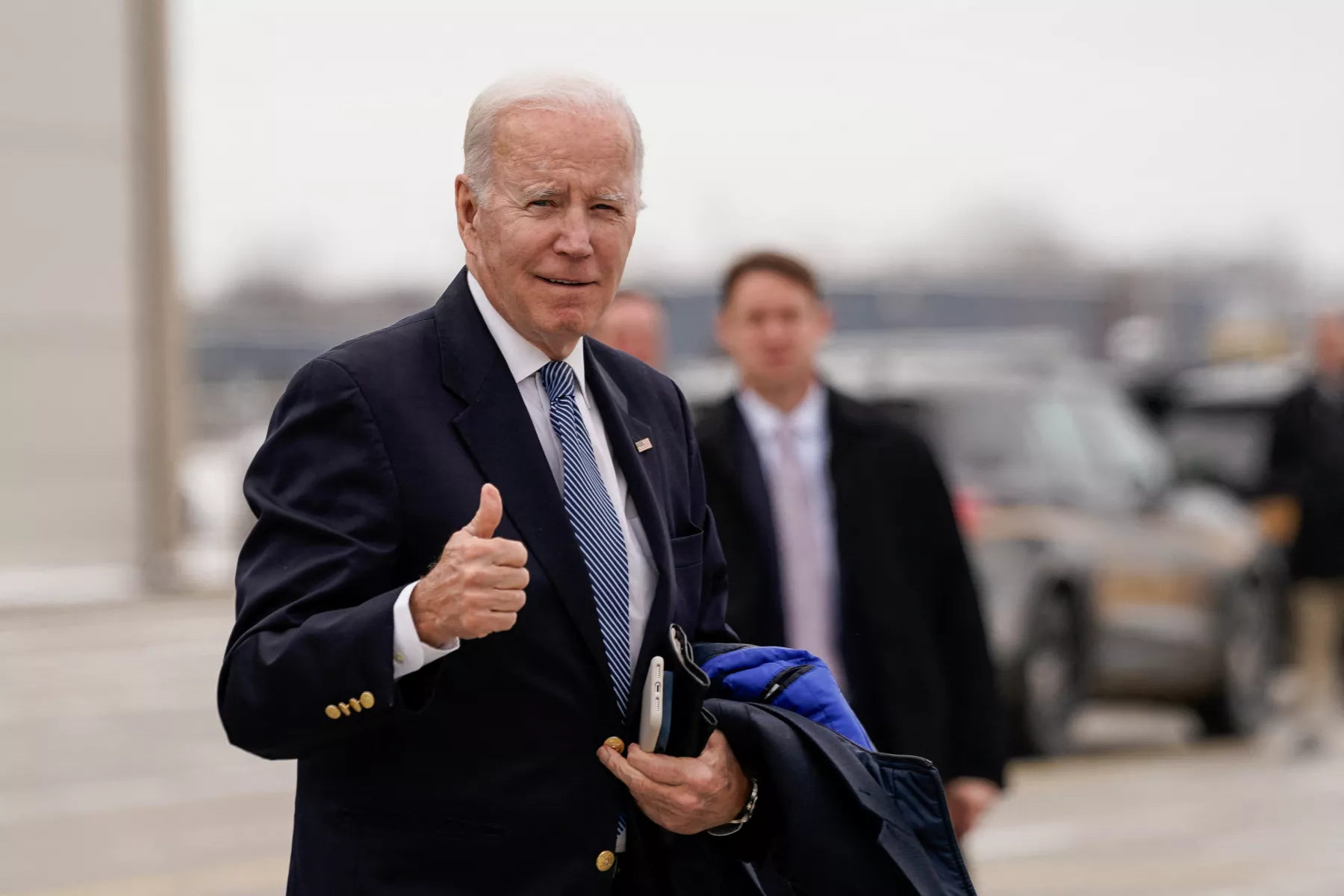 El presidente de Estados Unidos saluda a los reporteros antes de abordar el Air Force One camino a Campo David en la base aérea de la Guardia Nacion en Siracusa, Nueva York, Estados Unidos. 