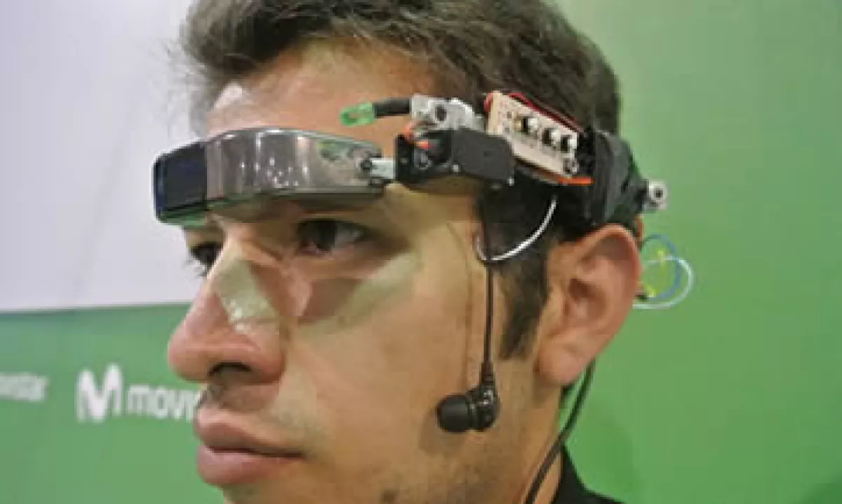 El creador asegura que su diseño no es una copia de las gafas de Google. (Foto: Francisco Rubio)