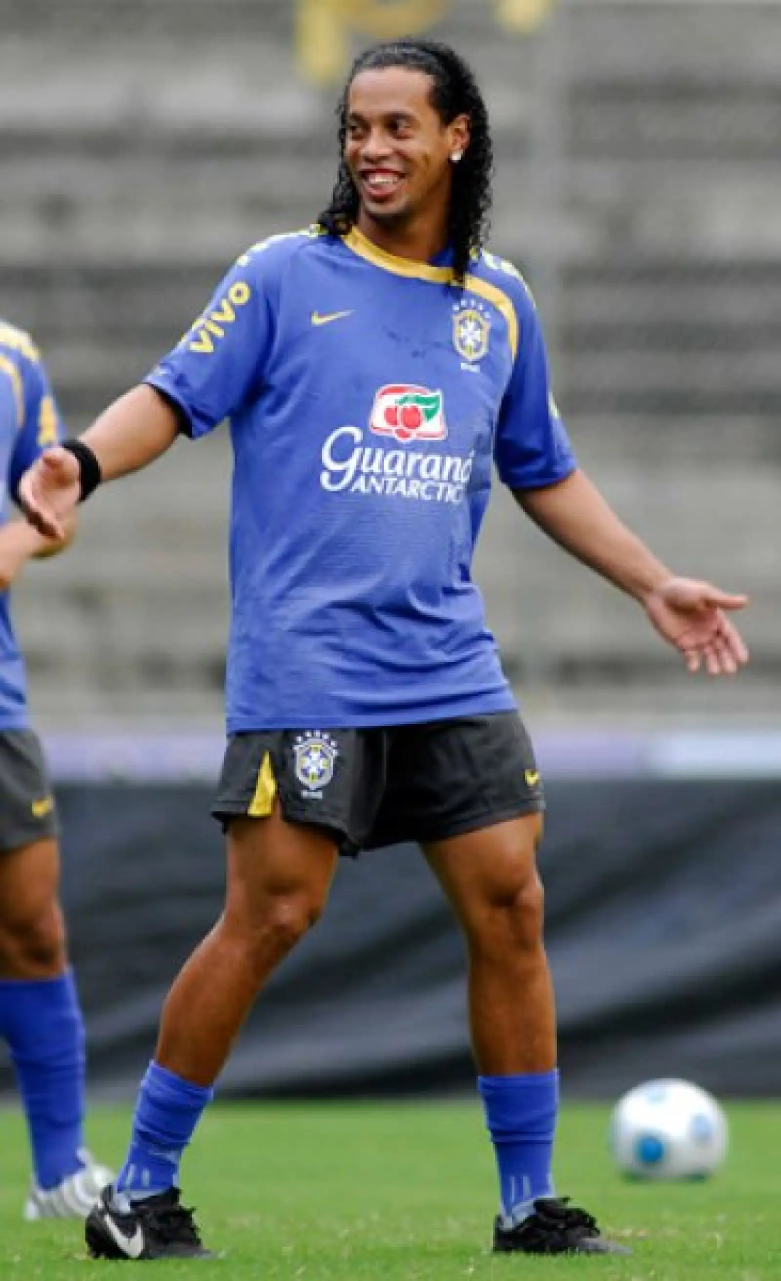 El futbolista brasileño Ronaldinho, que a sus 29 años conserva sustanciosos contratos de publicidad con Nike, Pepsi y EA Sports que le han reportado 30 millones de dólares.