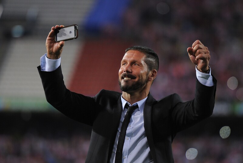 Diego Simeone tomándose una selfie.