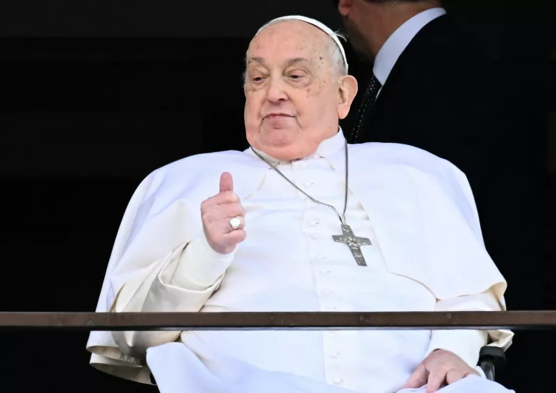 El Papa Francisco aparece en una ventana del hospital Gemelli antes de ser dado de alta tras una hospitalización de cinco semanas por neumonía, en Roma el 23 de marzo de 2025.
