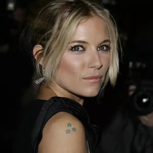 El tatuaje de tres estrellas en el hombro de Siena Miller fue hecho en un viaje a Guatemala. La ex de Jude Law tiene otra estrella tatuada en el abdomen.