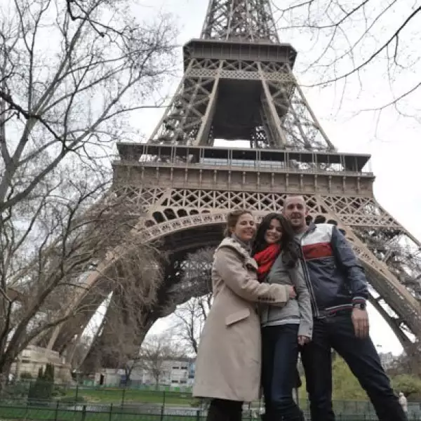 Selena Gómez aprovechó su visita a París para promocionar su más reciente disco y tomó unos días de descanso, en los que visitó algunos lugares emblemáticos de la ciudad, como la Torre Eiffel y el Museo de  Louvre.