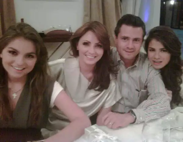Angélica Rivera todo el tiempo está compartiendo sus fotos familiares a través de su cuenta de Facenbook.