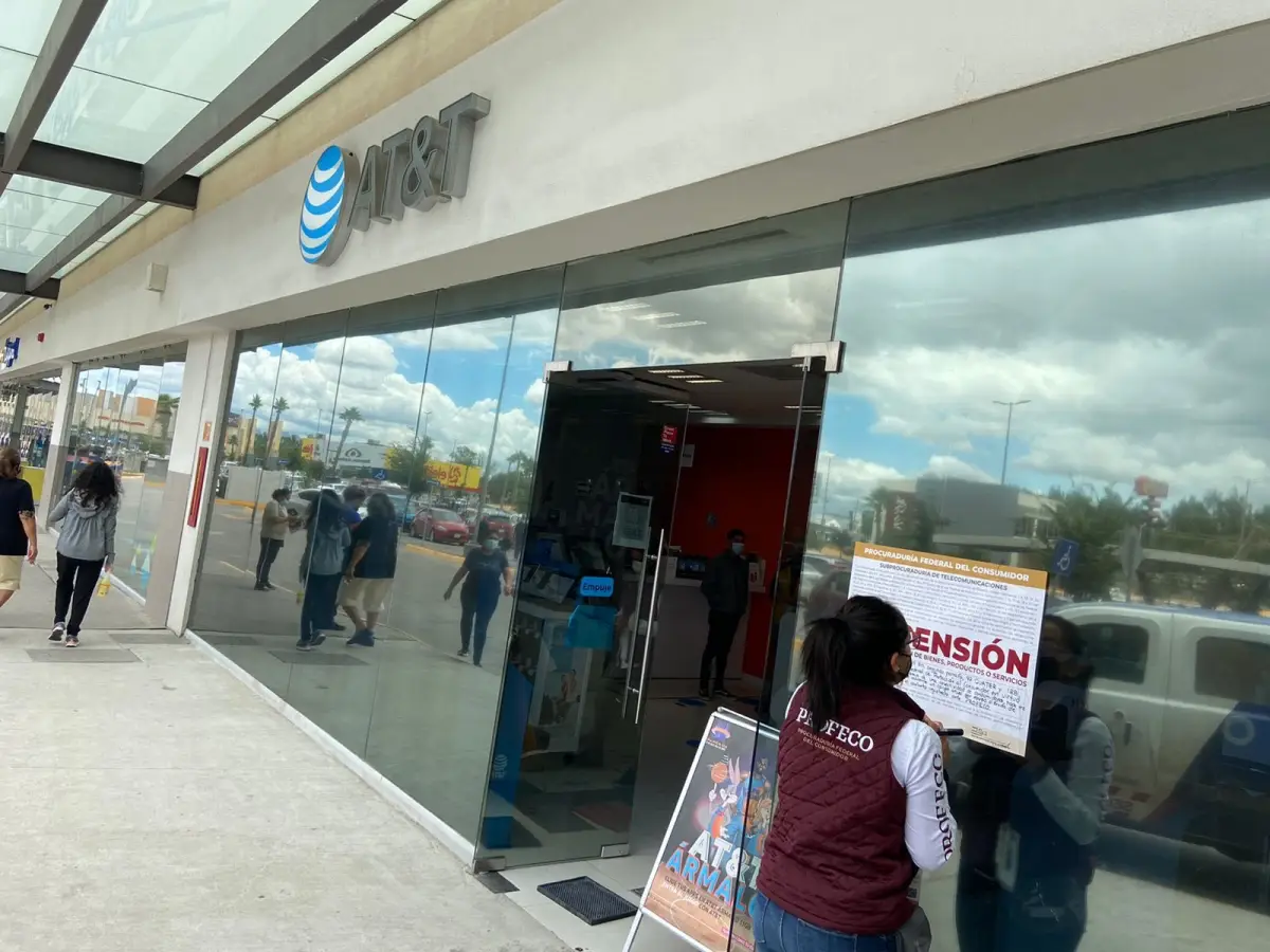 La suspensión se dio tras detectar que el contrato de pospago registrado ante ellos difería del entregado a los clientes, señala la Profeco.