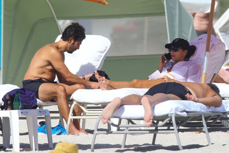 Muy relajados lucieron Eva Longoria y Pepe Bastón en Miami.