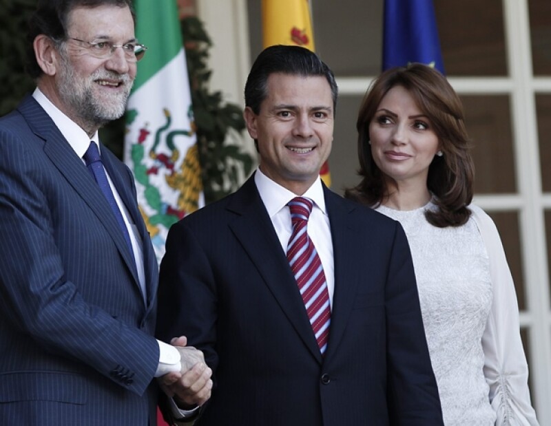 La futura Primera Dama cubrió sus hombros y espalda con una torera blanca con fruncidos en las mangas.