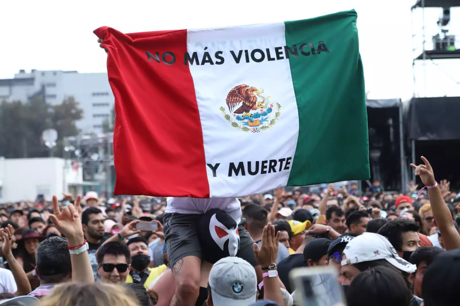 “No más violencia” escrito en una bandera de México durante el Festival Iberoamericano de Cultura Musical Vive Latino 2022 que se realiza en el Foro Sol.