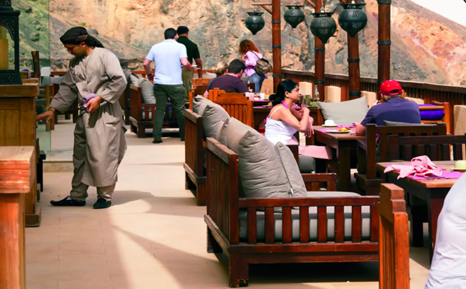 5)	En el hotel Evason Ma’in se puede reservar un lugar en la mesa comunal para una cena estilo beduino a la sombra de un olivo o una tienda de campaña.