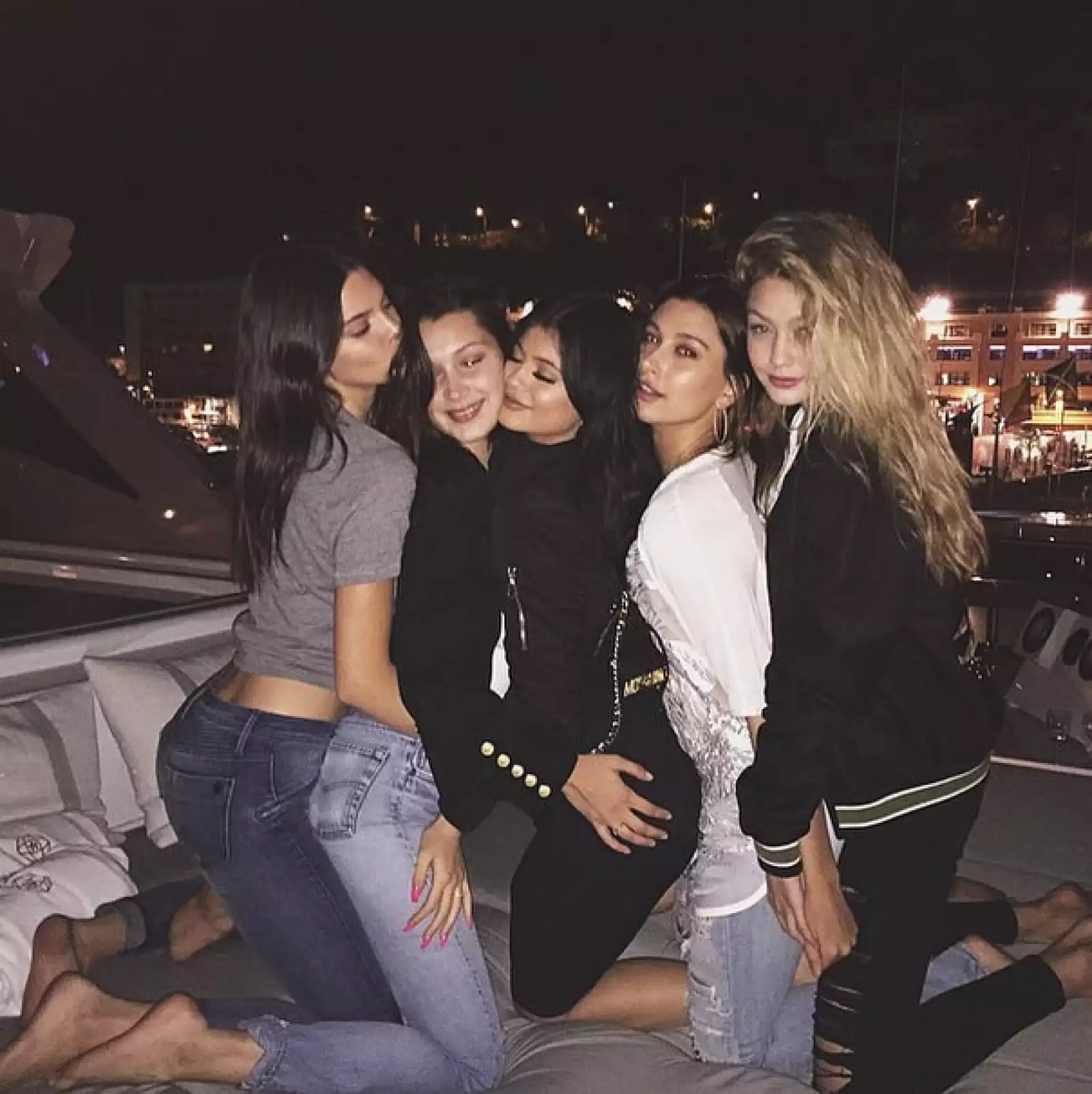 En esta imagen se les unió Kylie Jenner, cuando fueron a un yate para continuar su divertido viaje.