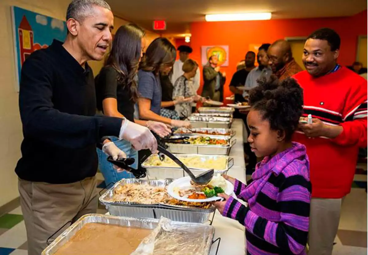 El presidente de Estados Unidos y su familia visitaron un centro para desamparados, donde repartieron comida a personas sin hogar y a veteranos.