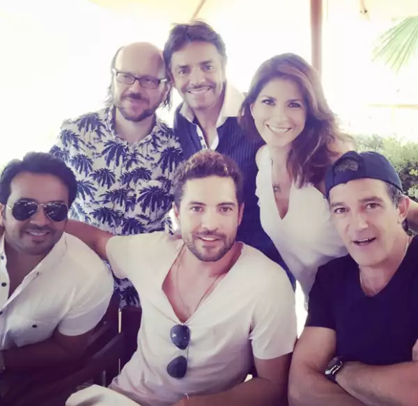 Aquí casual comiendo con #AntonioBanderas #DavidBisbal #LuisFonsi #SantiagoSegura #EugenioDerbez #luckyme #benditaentreloshombres