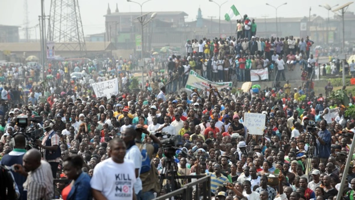 nigerianos protestan contra el aumento en el precio del combustible