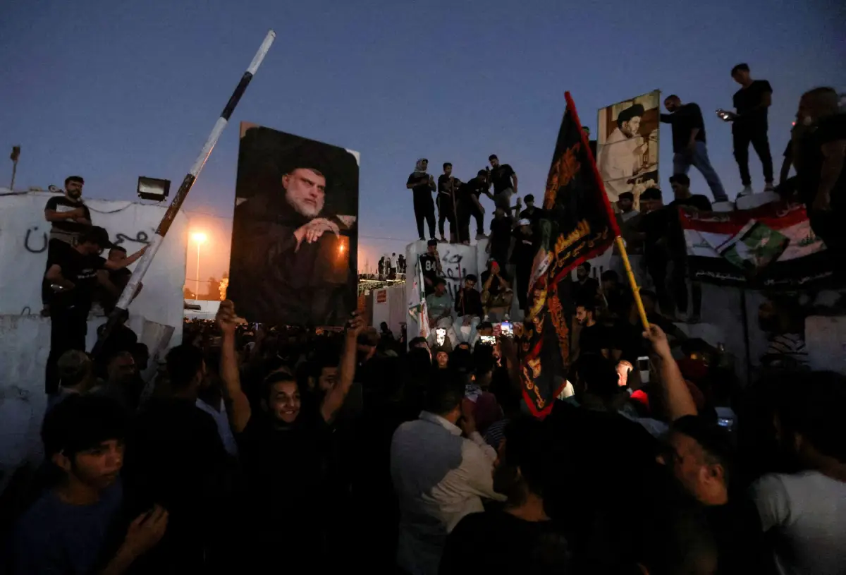 Los manifestantes se reúnen cerca de la embajada sueca en Bagdad horas después de que la embajada fuera asaltada e incendiada antes de un esperado incendio del Corán en Estocolmo, en Bagdad, Irak, el 20 de julio de 2023.