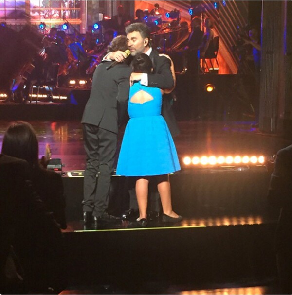 Uno de los momentos más emotivos de la noche fue cuando los hijos del cantante lo abrazaron en el escenario.