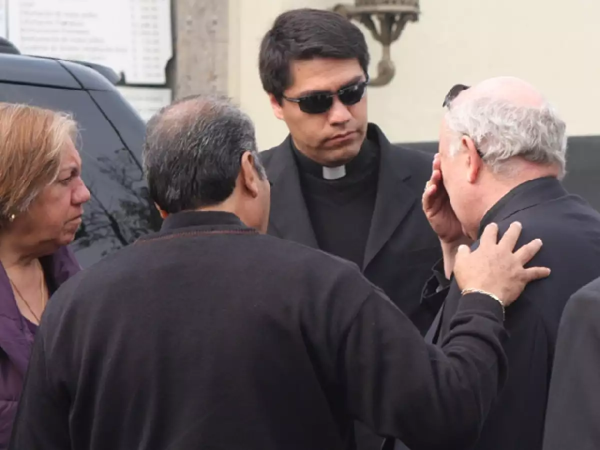 El empresario acompañó a su amigo y ex socio durante las exequias de la madre del obispo de Ecatepec.
