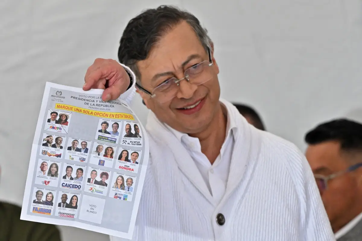 El presidente de Colombia, Gustavo Petro, se prepara para emitir su voto durante las elecciones presidenciales en un colegio electoral de Bogotá el 31 de mayo de 2026.