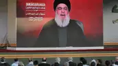 Los partidarios del movimiento chiíta libanés Hezbolá ven un discurso televisado de su líder Hassan Nasrallah en los suburbios del sur de la capital libanesa, Beirut, el 3 de noviembre de 2023. Nasrallah dijo a los Estados Unidos el 3 de noviembre que su grupo respaldado por Irán estaba listo para enfrentarse a sus buques de guerra y que la forma de evitar una guerra regional era detener los ataques en Gaza.