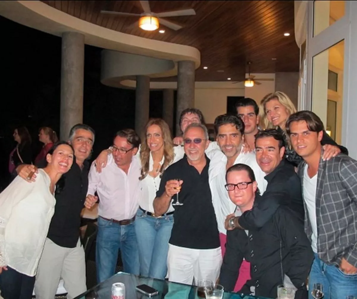 El empresario potosino está relacionado con los personajes más importantes de México, entre ellos Emilio Azcárraga, Alejandro Fernández, Emilio Estefan y Lili Estefan.