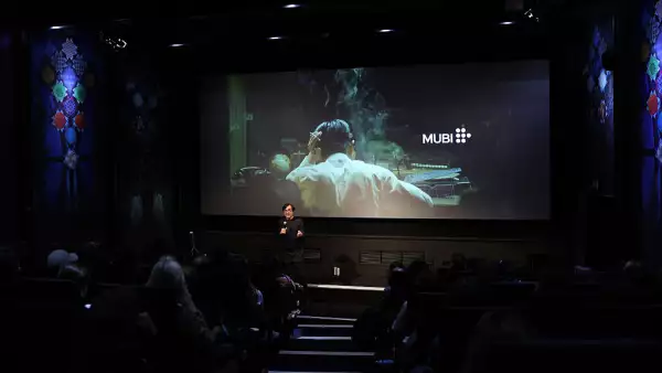 Foto de Efe Cakarel, CEO de MUBI, en una conferencia en la que explica cómo se construyó la plataforma.