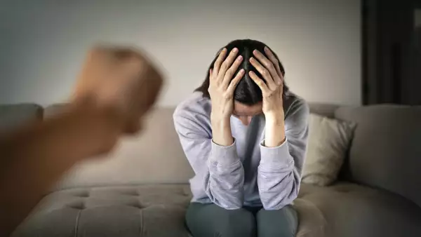 Ilustración de una mujer con miedo por sufrir posible  violencia de género.