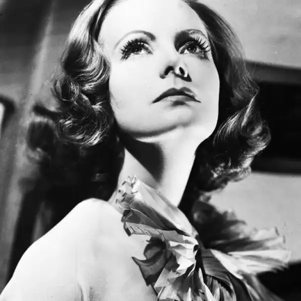 Más tarde se dijo que su abandono se debió a que ella nunca quiso envejecer de cara al público, por lo que también se le conoció como “La Misteriosa”, dados los secretos que rodearon su vida privada.