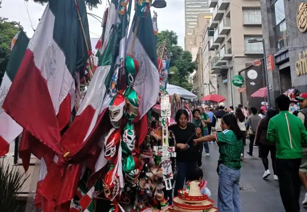 Puesto de banderas en el Centro Histórico de la Ciudad de México.