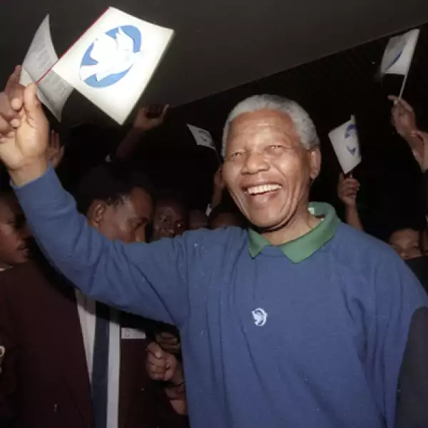 El expresidente de Sudáfrica y activista a favor de los derechos humanos que luchó contra el apartheid,  Nelson Mandela, murió este jueves 5 de diciembre en su país, un hombre que trascendió más allá de la política.