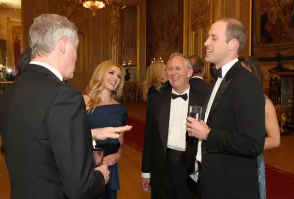 Durante la velada el duque aprovechó para convivir con los encargados de amenizar la noche y algunos invitados.
