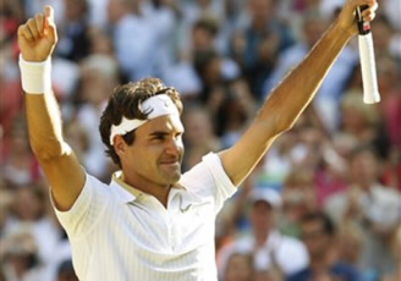 Federer se convirtió además en apenas el tercer tenista en ganar seis veces el campeonato de Wimbledon. (Foto: AP)