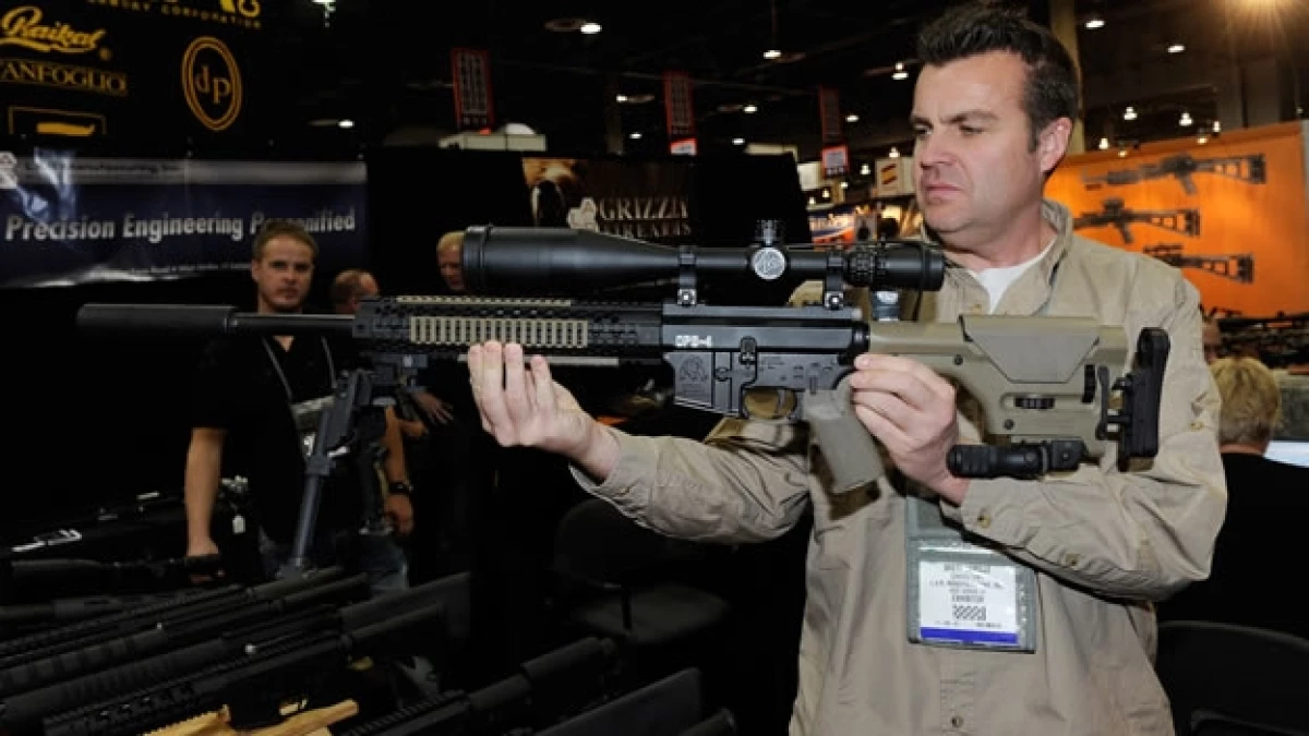 Un fabricante exhibe un rifle AR-15 con un silenciador durante una feria de armas en Las Vegas, Nevada