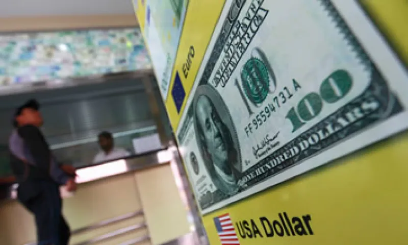 Banco Base prevé que este martes la paridad peso-dólar se ubique entre 13.27 y 13.35 pesos por dólar. (Foto: Reuters)