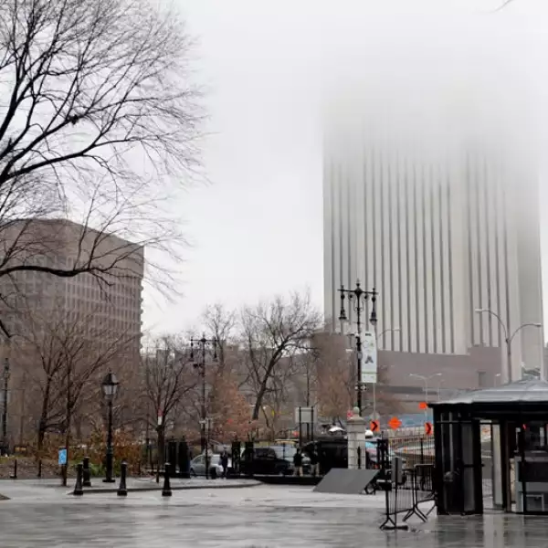 paisaje urbano cubierto de niebla