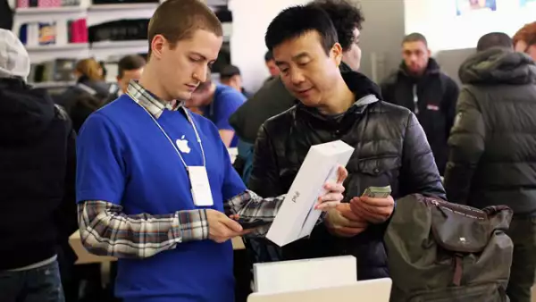 Un empleado de Apple verifica el precio final de la iPad, en la tienda oficial de la tecnológica en la Quinta Avenida de Nueva York.
