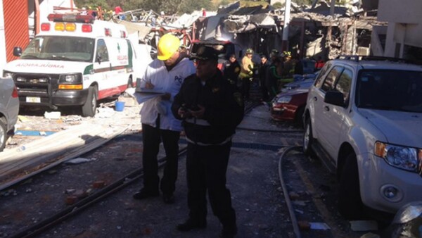 El equipo de venteo, bomberos, personal militar y policía federal atienden la emergencia.